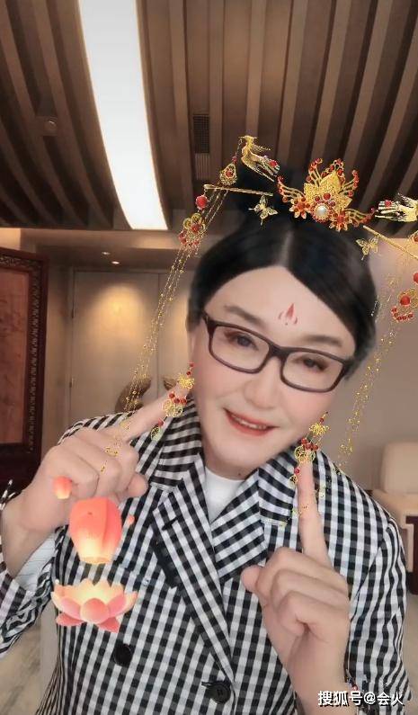 讨老婆|原创58岁吴刚扮女装讨老婆开心，被赞是美人，嘟嘴卖萌私下形象反差大