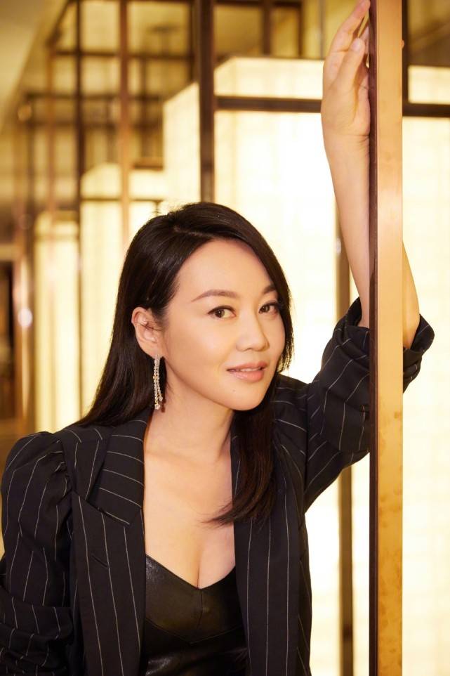 西装|49岁闫妮越来越有魅力，外穿西装内搭黑色吊带，身材火辣有女人味