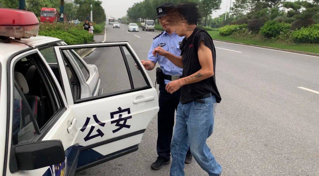 马路|阜阳辛桥路与东方路交叉口，这名男子太危险