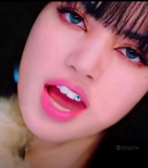 新机|甜美LISA再出新图 手持新机引热议