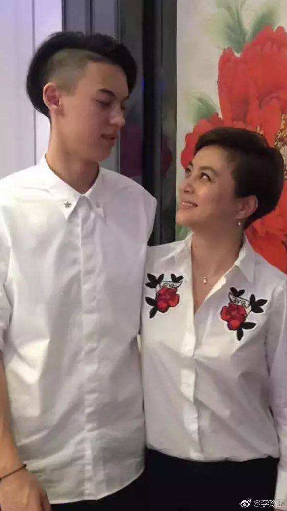李玲玉穿的年轻脸衰老,但有皱纹也漂亮