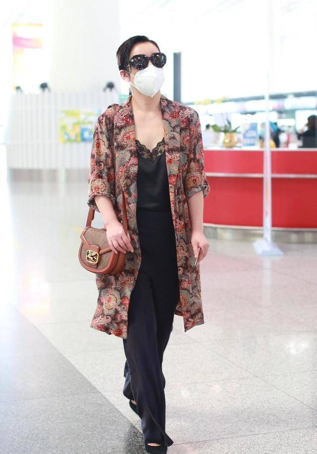 背心|秦海璐穿衣太个性，''老土''外套配蕾丝背心，出乎意料的时尚