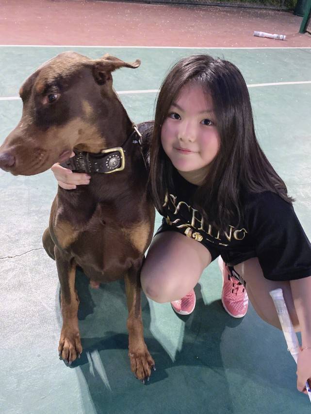 偶像|李湘晒女儿王诗龄照片，11岁成“追星女孩”，和偶像合影太显可爱