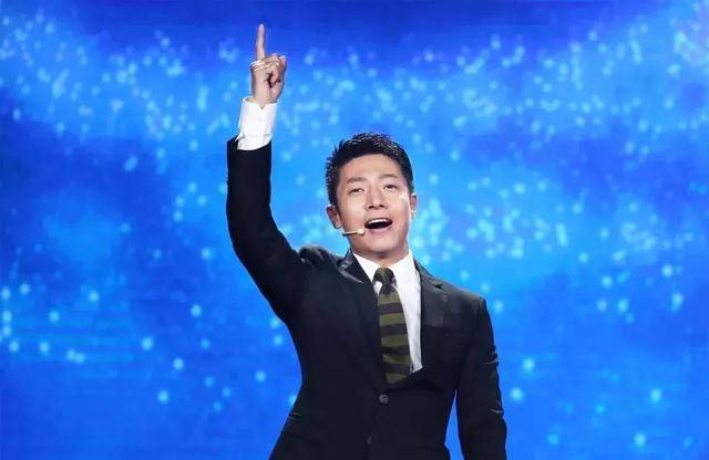 何炅共|原创撒贝宁当奶爸的226天，妻子李白和龙凤胎疑似仍在国外？