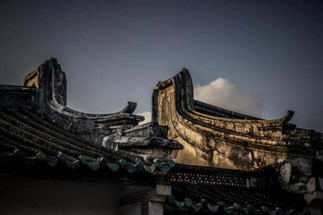 至今为止,走在潮汕,还能见到许多古风传统建筑,当烟雨淅淅沥沥之时