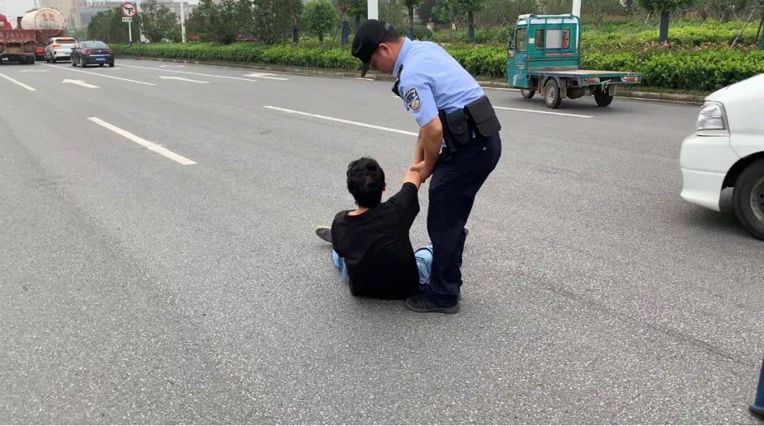 马路|阜阳辛桥路与东方路交叉口，这名男子太危险