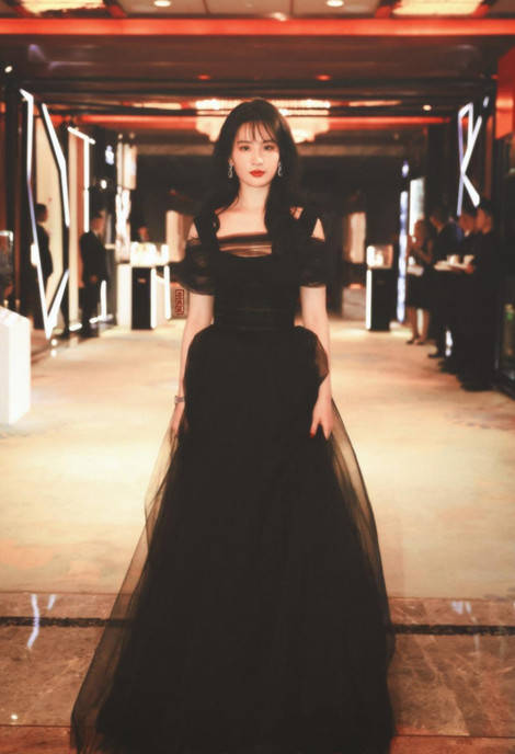 杨幂|女星黑裙造型：赵丽颖温婉杨幂性感，刘亦菲真神仙姐姐