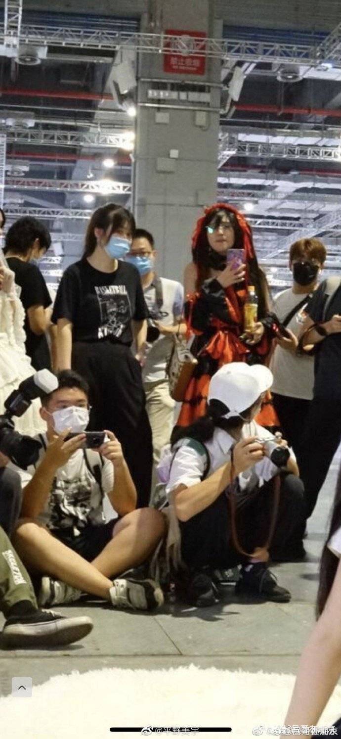 上海漫展jk少女不雅行为事件被质疑cosplay文化当事人道歉