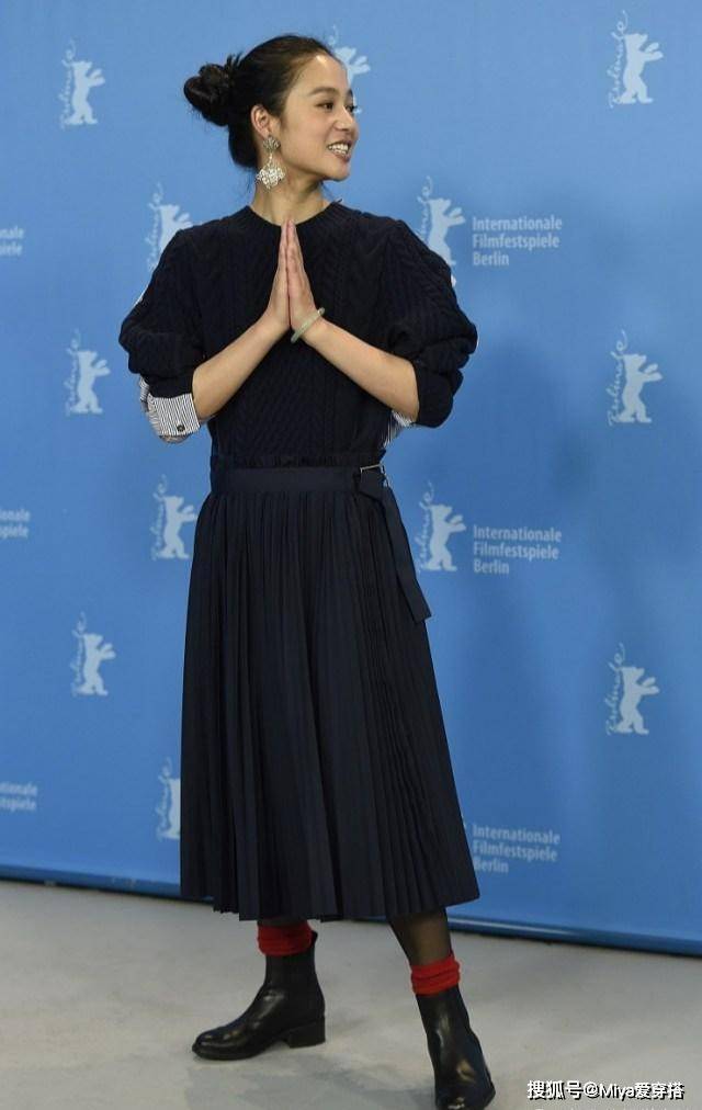 美得|周韵真的有42岁吗，穿深色裙子美得惊艳，只是黑鞋配红袜有点LOW
