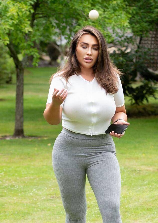 女星劳伦·古杰(lauren goodger)穿着一袭紧身运动套装,现身英国