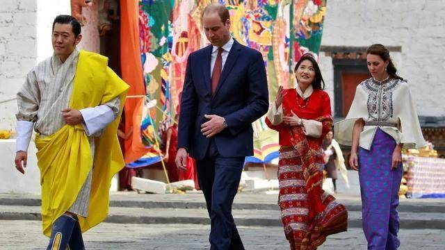 斗篷|不丹最美公主遇到凯特输惨！凯特穿斗篷裙，气场稳赢不丹雪域王后