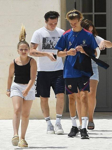 女儿|贝嫂没辙了！带女儿小七开辟中国市场，小七穿花裙胖嘟嘟来打Call