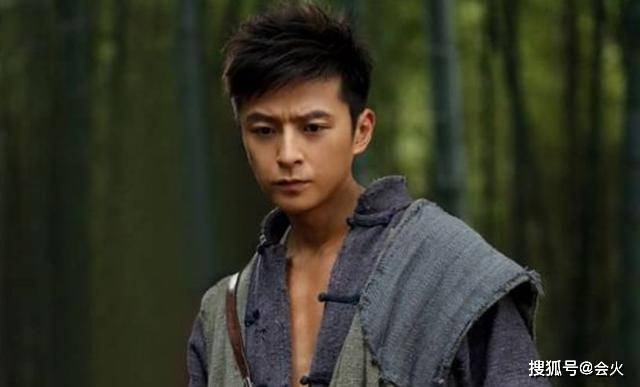 方达生|原创41岁朱雨辰吃路边摊挖鼻孔，在家＂妈宝＂在外大男人，前后反差大