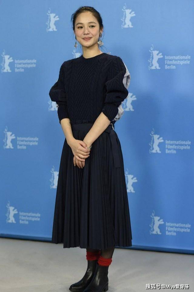 美得|周韵真的有42岁吗，穿深色裙子美得惊艳，只是黑鞋配红袜有点LOW