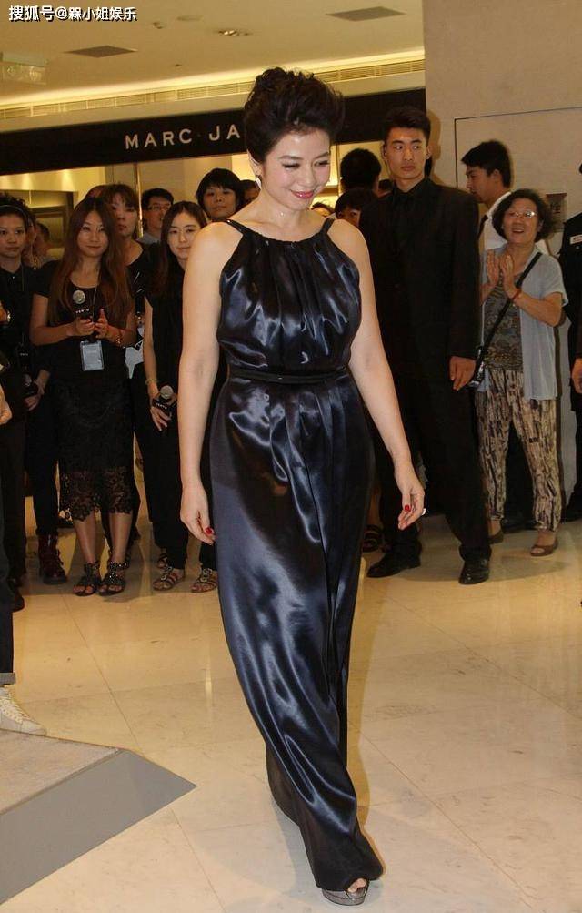 美得|60岁钟楚红“宝刀不老”，穿挂脖裙美得雍容华贵，就是看着有点壮