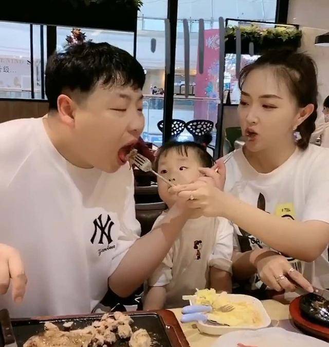 爸爸妈妈在女儿面前秀恩爱，女儿对爸爸用出“眼神杀”，妈妈笑翻