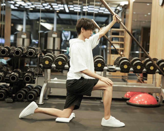王俊凯晒健身房健身照，黑粉讽刺在“作秀”，看到小腿肌肉打脸了