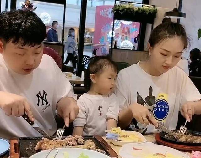 爸爸妈妈在女儿面前秀恩爱，女儿对爸爸用出“眼神杀”，妈妈笑翻