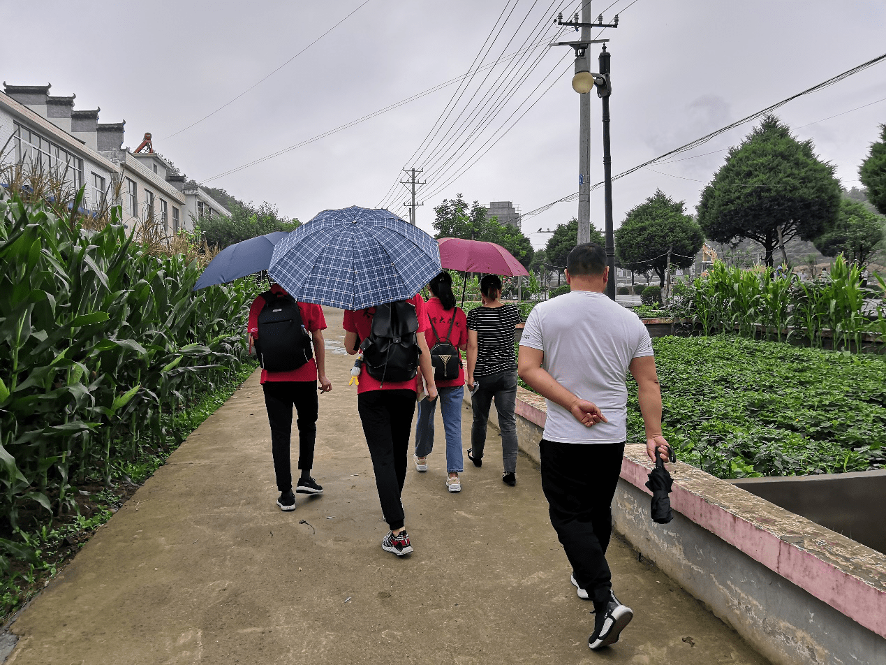 图为实践队员跟随茶坊村村委会干部去往贫困户,深入探究当地扶贫工作