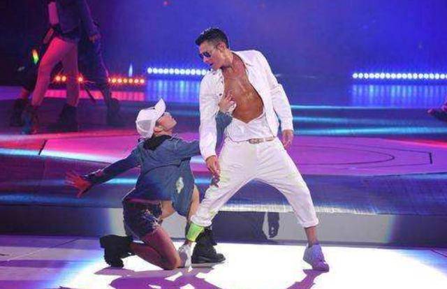 刘德华演唱会完整版17岁 8e74102a10664be1a183b663fd2c7d67.jpeg