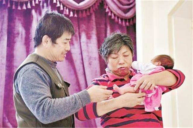 原创高龄产下二胎后，蒋勤勤再次现身容貌引争议：身体被透支了