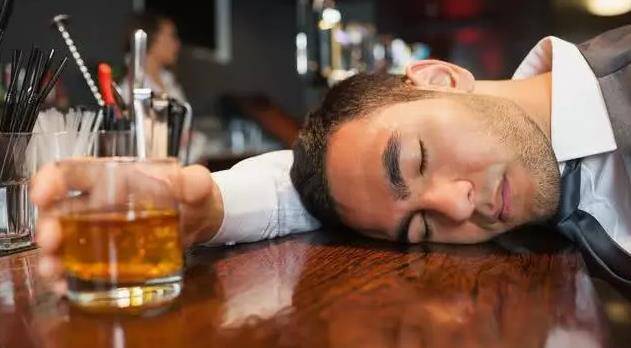 为什么有些人可以一直喝酒 d9705c0af42c40ca87c7fde53daf5bec.jpeg