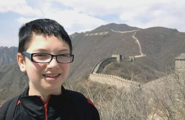 故事传记|3岁画画的自闭症天才，无需起稿画出400种动物，画出了另一个世界