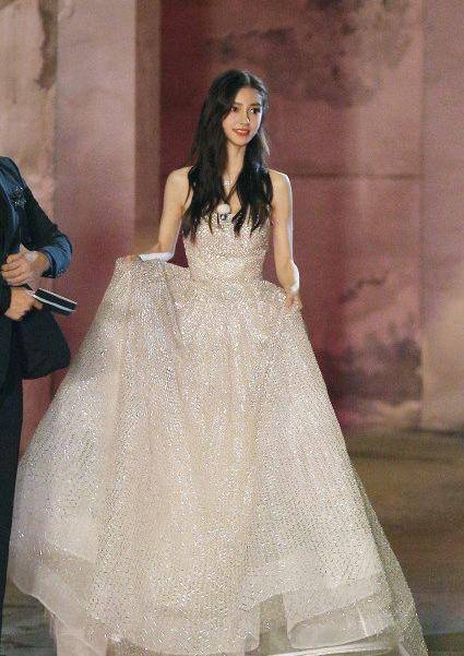 瓷娃娃|神颜baby美得像瓷娃娃！头戴凤冠神似迪士尼公主，这颜值真逆天了