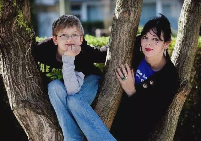 故事传记|3岁画画的自闭症天才，无需起稿画出400种动物，画出了另一个世界