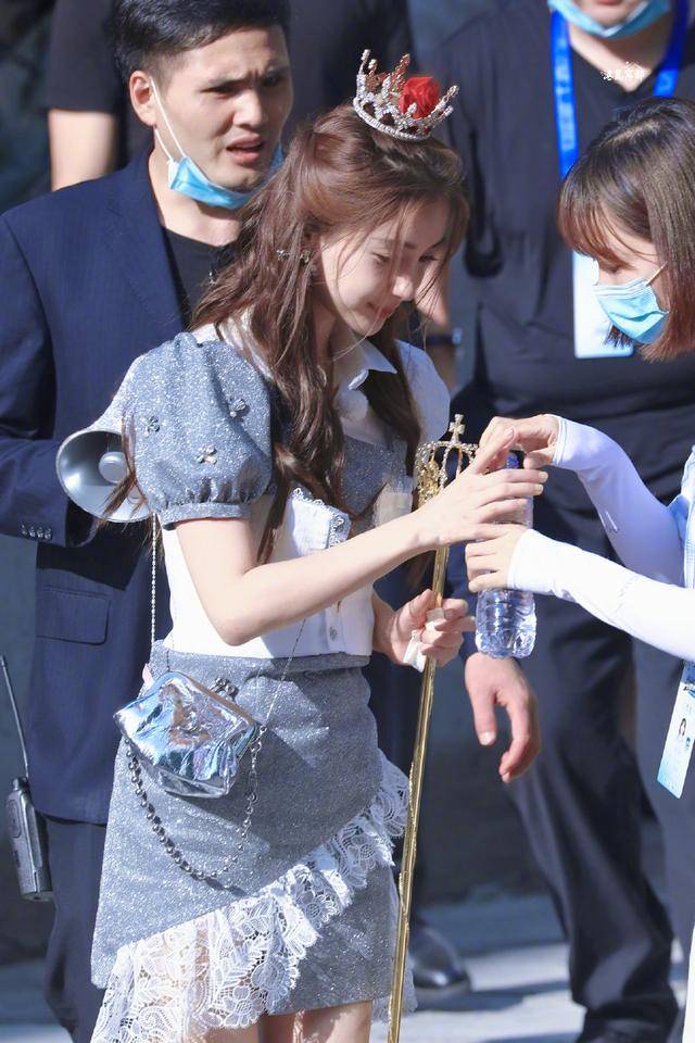 瓷娃娃|神颜baby美得像瓷娃娃！头戴凤冠神似迪士尼公主，这颜值真逆天了