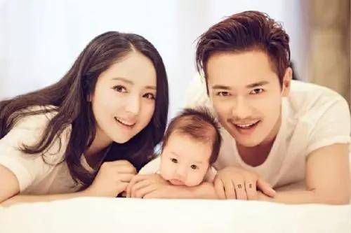 赴宴带小11岁鲜肉男,共回家疑同居,从原谅教主到