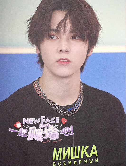 一起爬墙吧左林杰夸我有天赋并不开心我也付出了很多努力