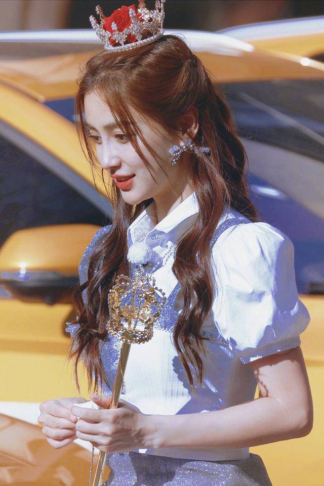 瓷娃娃|神颜baby美得像瓷娃娃！头戴凤冠神似迪士尼公主，这颜值真逆天了