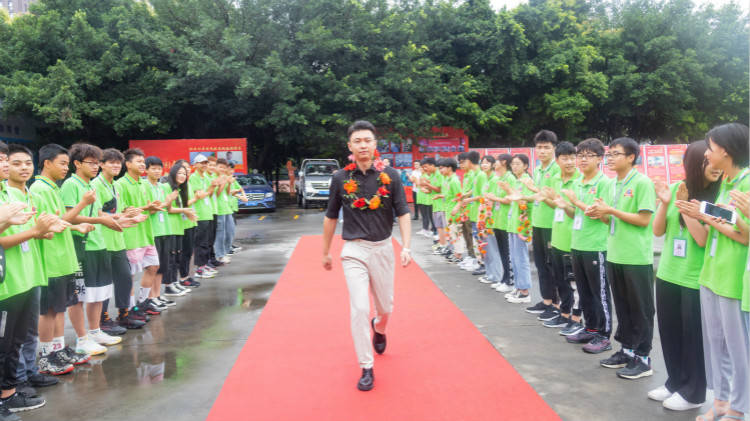 易佳丽|“不忘初心·感恩新华”第十二届荣誉校友母校行盛大举行