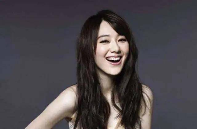 美女|曾将一手好牌打烂？美女主持王冠沉淀5年重回央视，人生华丽逆转