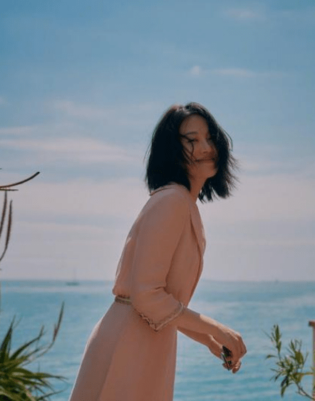 学着点|51岁许晴真的是放开了,穿裙配色严谨，普通人学着点也可装出美