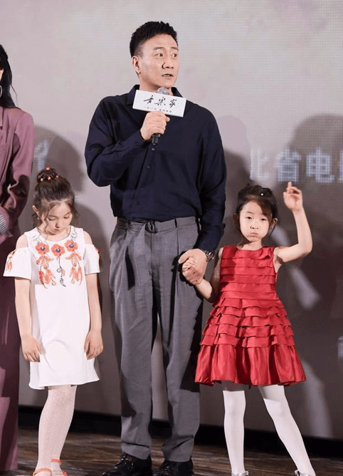 胡军儿子康康走机场,12岁个子高大穿着休闲,一脸高冷帅气满分