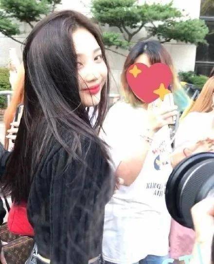 somi|上镜胖30斤被嘲，遭伴舞艳压的国民初C，靠千万直拍热辣身材翻身？