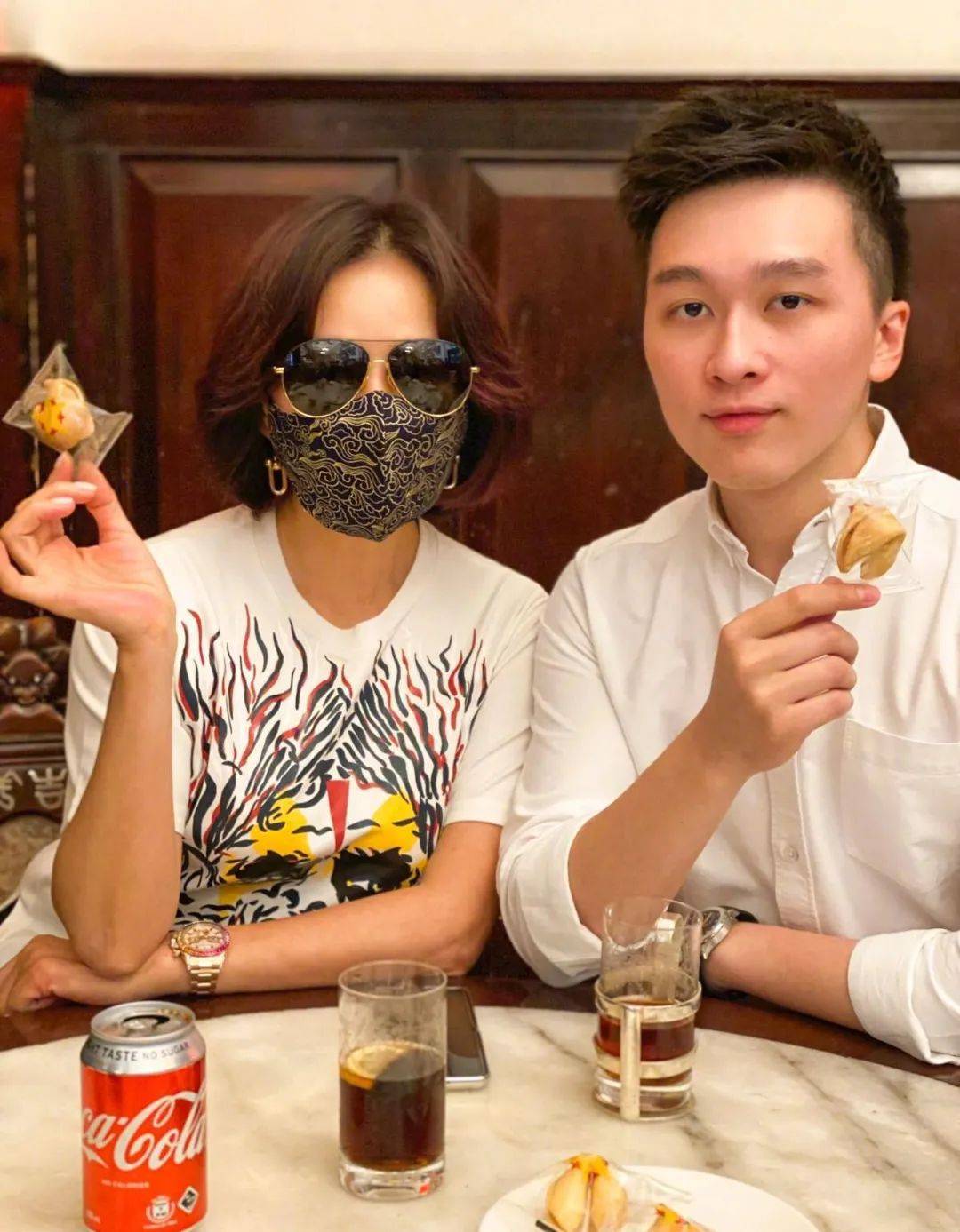 名媛|刘嘉玲现身富太名媛聚会,一瓶酒高达88万?54岁潇洒自如奢华优雅