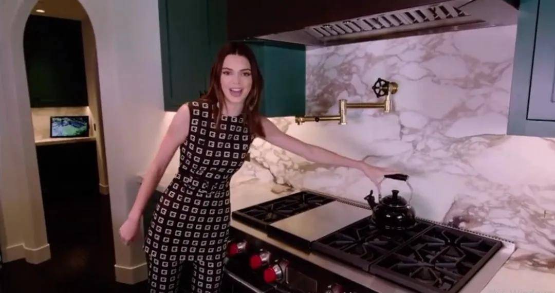 豪宅|连浴缸都是黄金的？肯豆最新曝光的上亿豪宅里，竟然惊现东北酸菜缸！