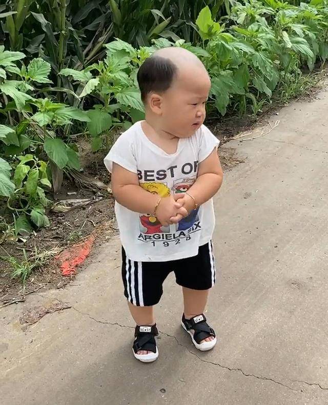 爸爸给宝宝理的发型太“成熟”,妈妈无语,网友:广坤,是你吗? 爸爸给宝宝理的发型太“成熟”,妈妈无语,网友:广坤,是你吗?