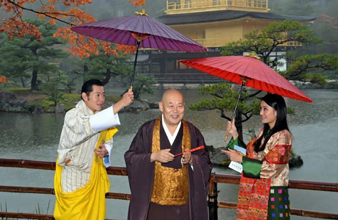 旺楚克|30岁不丹王后伞下撒娇，和国王抢着为客人撑伞，两伞碰撞情谊绵绵