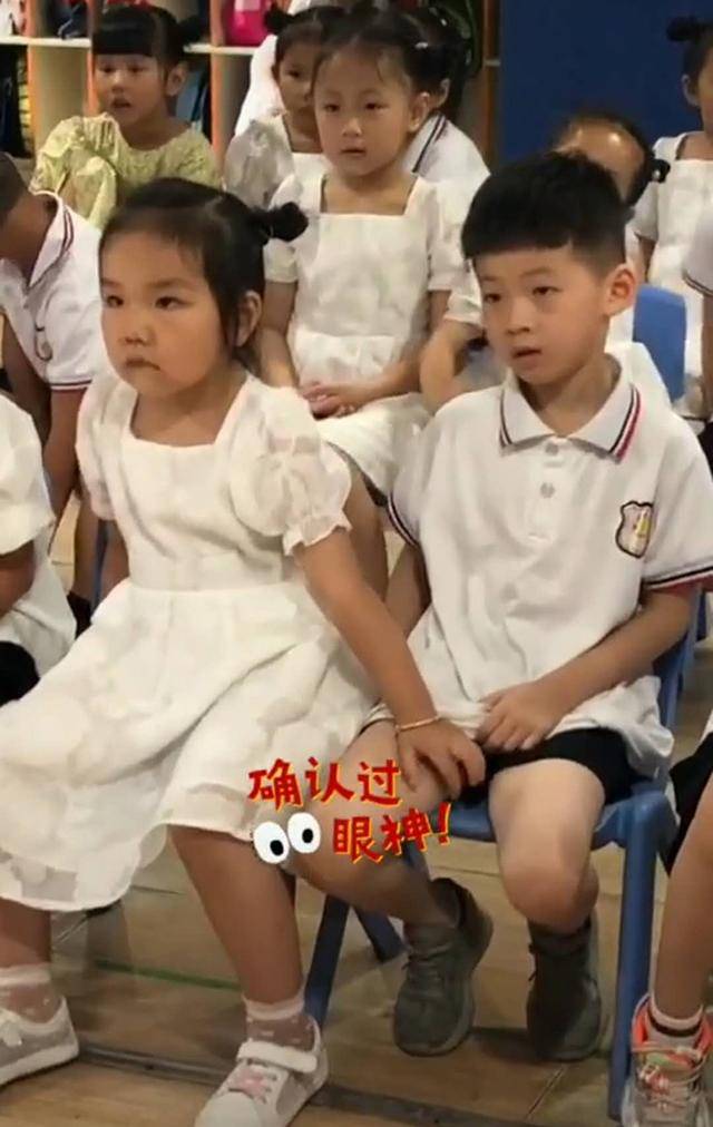 小女孩总喜欢摸男同学大腿，老师看了不淡定，网友：男孩子也要保护好自己