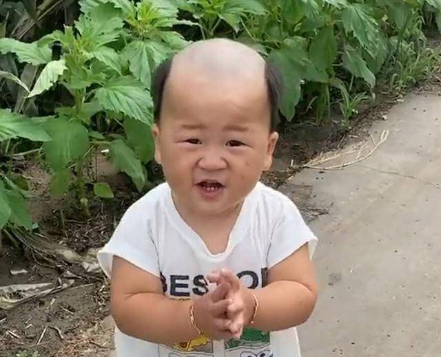 爸爸给宝宝理的发型太“成熟”,妈妈无语,网友:广坤,是你吗? 爸爸给宝宝理的发型太“成熟”,妈妈无语,网友:广坤,是你吗?