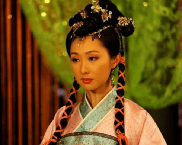 她的扮演者是郑亦桐,而她在古装剧《紫钗奇缘》中,饰演的是杜意浓这个