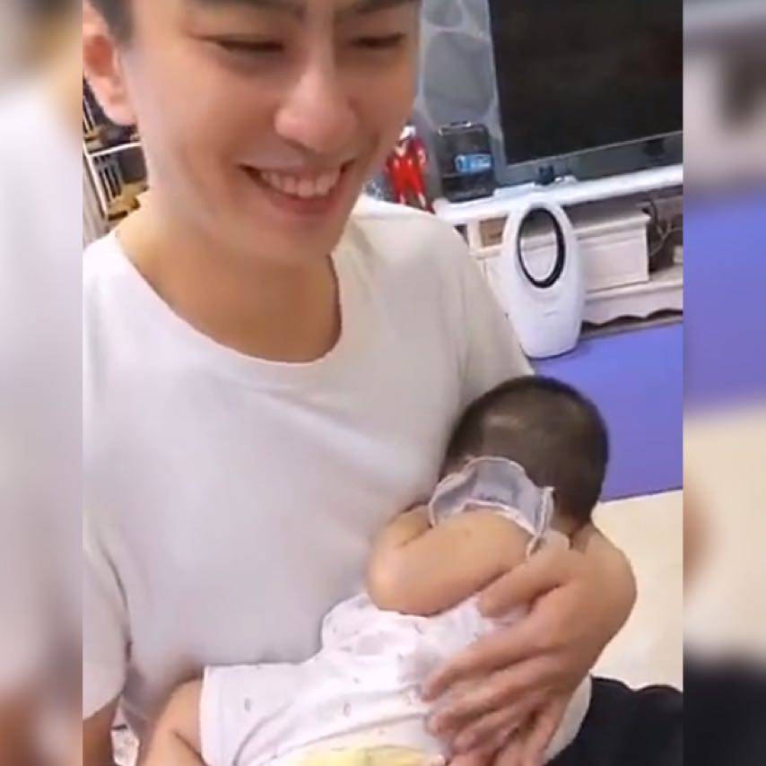 爸爸|爸爸一句话吓得娃扭头开始“装睡”，妈妈看后笑翻了萌娃不睡觉