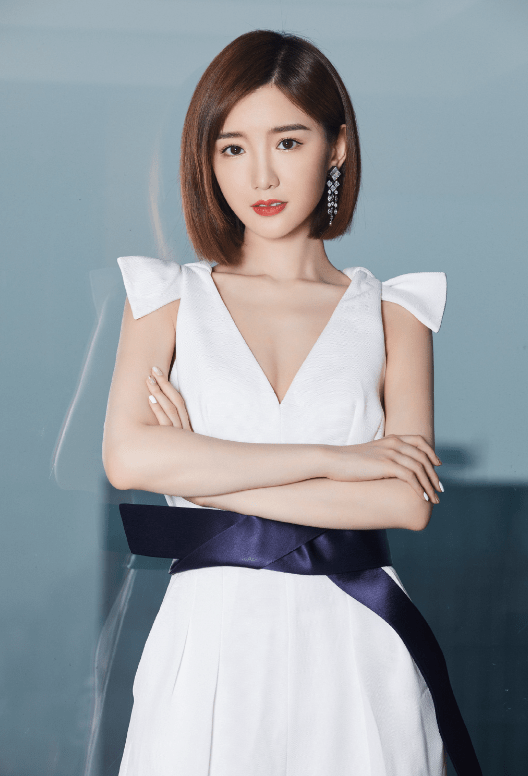 女生|毛晓彤雪地里拍摄，看状态还以为是十几岁的小女生，帽子起了很大的作用