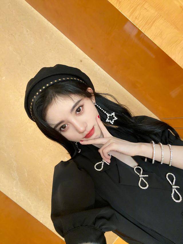 腰部|“四千年美女”鞠婧祎晒新照不忘突出小蛮腰，腰部特写惹人羡