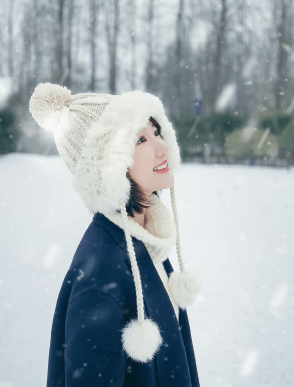 女生|毛晓彤雪地里拍摄，看状态还以为是十几岁的小女生，帽子起了很大的作用
