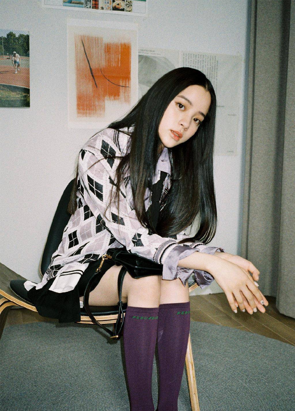 原创欧阳娜娜太甜了,一身学院风造型搭配紫色中筒袜,妥妥的高中生
